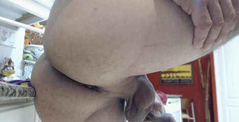 Eden Adonis: 在厨房展示我的阴户