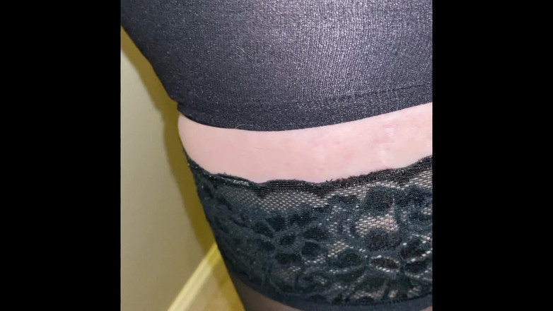 MadisonCD2025: Matură sexy Crossdresser Madison se îmbracă în ținute sexy cu ciorapi cu furtun înalt,...