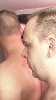 Zralá brunetka MILF promočená v mrdce během gangbangu