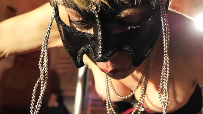 Fetish Bear Productions: Děvka Kika byla svázaná a zbičována dvěma paní