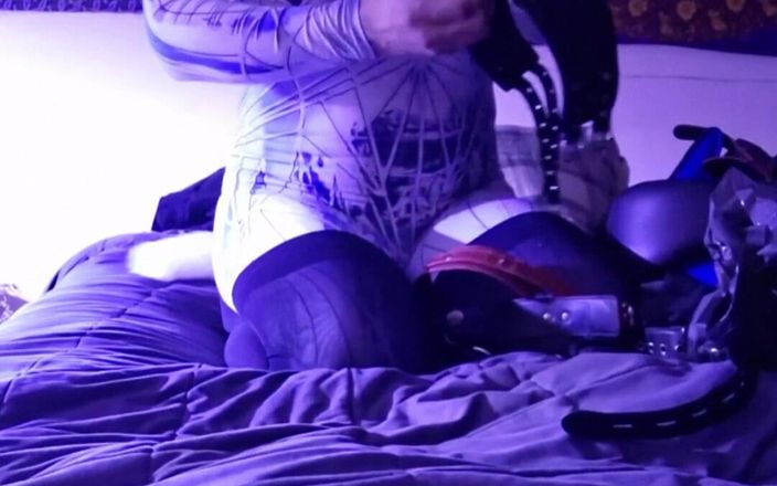 Robert48569: Corp în costum de latex cu glugă, dop coadă auto legare...