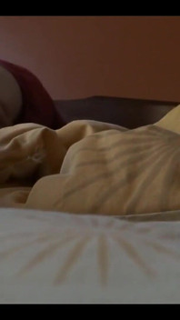 Minha esposa linda descansando, ela acorda muito animada, nós nos masturbamos e eu a fodo com força
