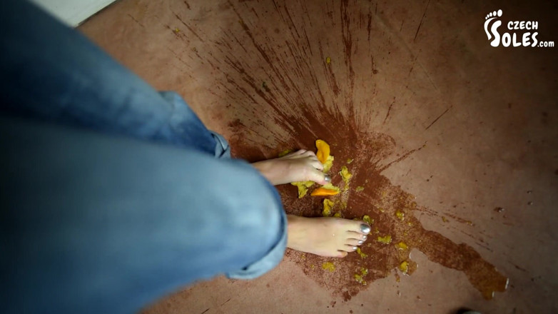 Czech Soles - foot fetish content: Aku akan menghancurkan buah-buahan dan kamu akan menjilatinya dari kakiku!