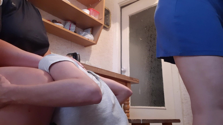 Lesbian-illusion: Pendant que notre gouvernante faisait la vaisselle, ma copine léchait...