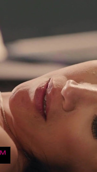 Vicki Chase ile 2 toplantı arasında ateşli anal seks