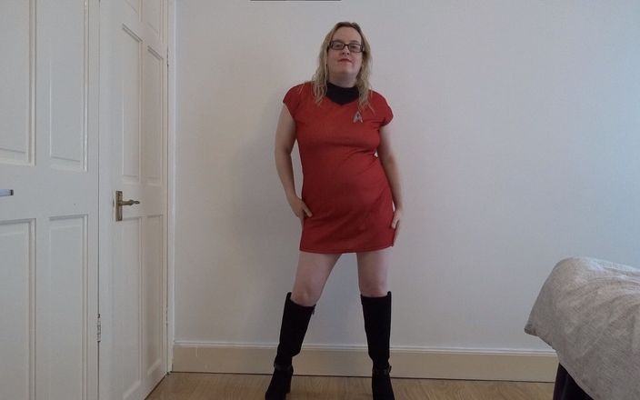 Horny vixen: 무릎 부츠를 신고 섹시한 춤을 추는 스타 트렉 엔사인