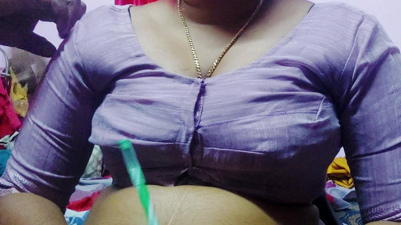 Desi Mohini: Sâni uriași, indianca bhabhi se dezbracă de sari și face sex...