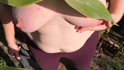 Bouncy Tits Action: ตีกับบีบหัวนมฉันในทุ่งข้าวโพด