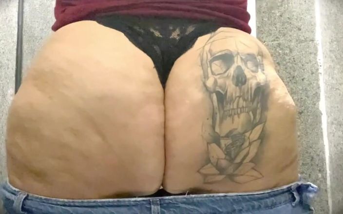 Mary Jhuana: Stygg BBW i Köpcentret Badrum