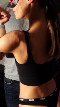 Atletická teen biceps Flex a uctívání