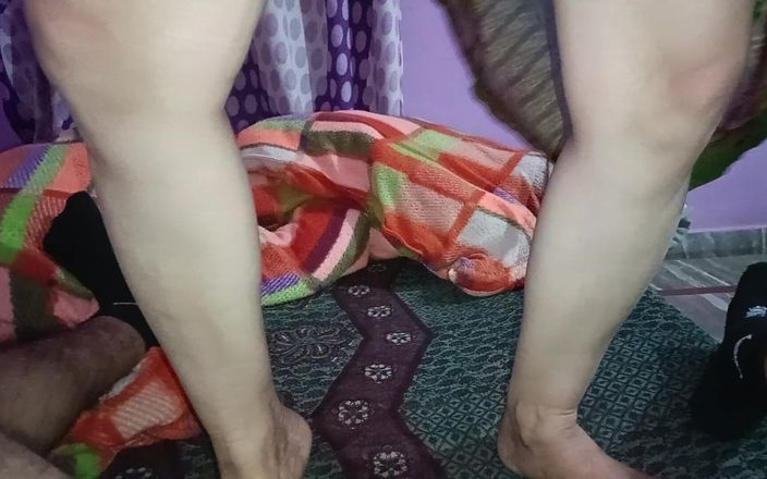 StepSiblingCaught: Šukání prsou: - Macecha šuká prsa a ukazuje růžovou kundičku