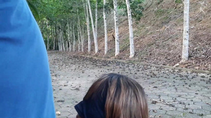 Novinha Insaciavel: La ragazza portata nel bosco ha dovuto fare un pompino...