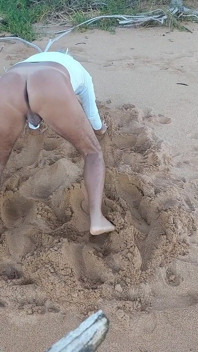 Ladysilva på stranden Min heta garvade röv