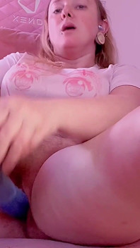 Spiel mit meiner haarigen muschi mit einem großen dildo