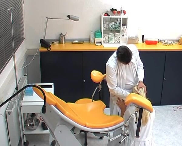 Rubber & Clinic Studio - 1ATOYS: Baisée sur la chaise gynécologique