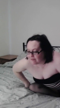 Pertunjukan webcam cewek seksi dengan stoking ketat dan suspender