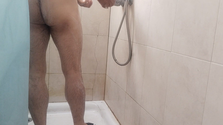 Silkybear143: Polla dura y bonita se pone cachonda mientras se ducha