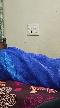 Une belle-mère et son beau-fils font un massage des jambes qui vont trop loin