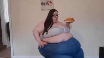SSBBWLadyBrads: SSBBW ยัดพิซซ่าเต็มท้องบนเก้าอี้สำนักงาน