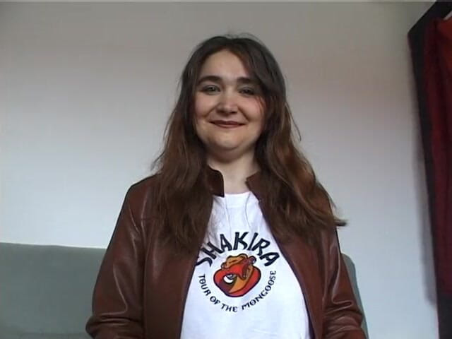 Lucky Cooch: Dikke brunette speels voor de camera
