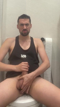 Papà Maturo Si Masturba in Bagno Pubblico