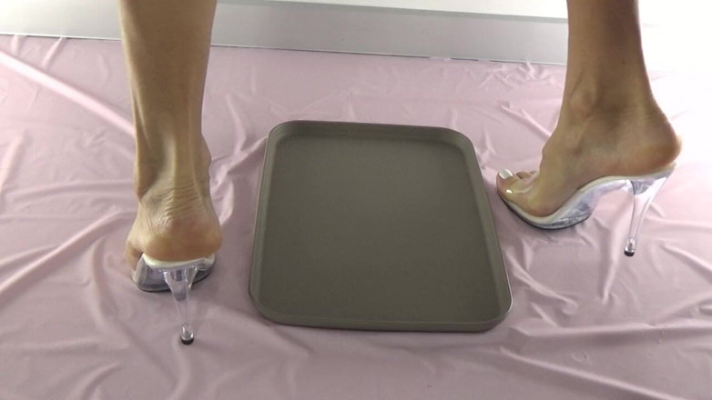 AnnaBUST: Je fais pipi dans mes chaussures