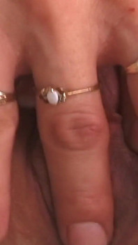 Cewek seksi ini lagi asik fingering memeknya sampai muncrat banyak banget