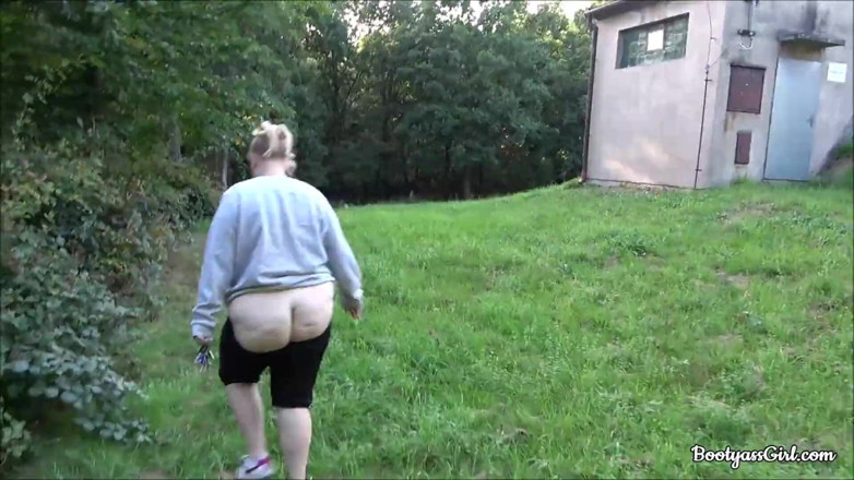 Bootyass Girl: Teen tóc vàng bú và đụ bên ngoài