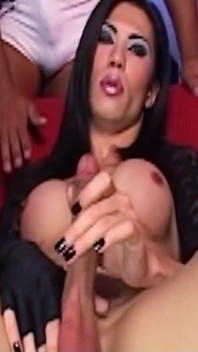 Transsexuală asiatică cu țâțe mari futută anal cu un prezervativ