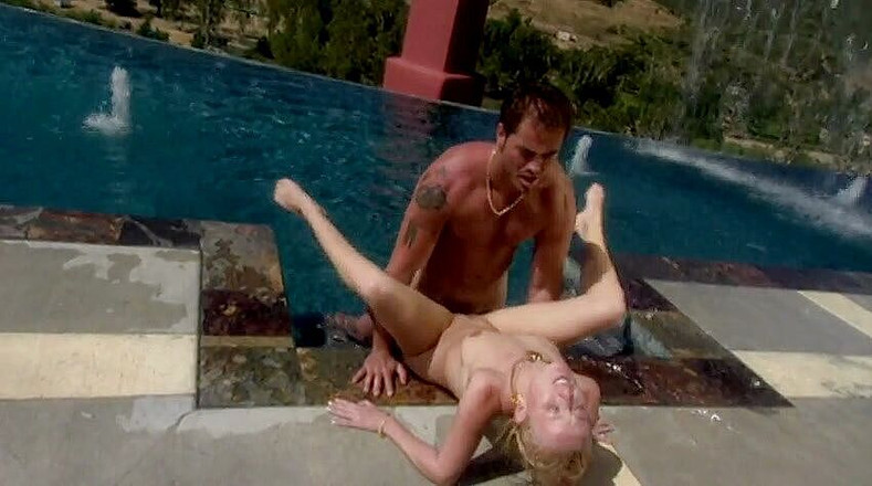 My MILF: 在冒险期间在户外被操的饥渴的别致美食