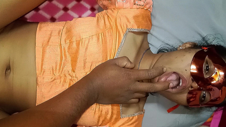 xxxSejal: Köyün yengesi dedi ki, "Sik beni, sikini götüme sok. Çok hoşuma gidiyor."