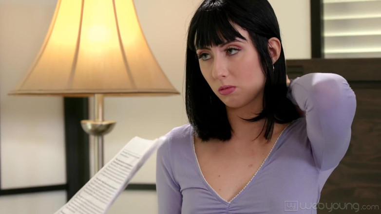 Web Young: Daphne Dare ber sin bästa vän Alina Lopez att öva scenkyssar...