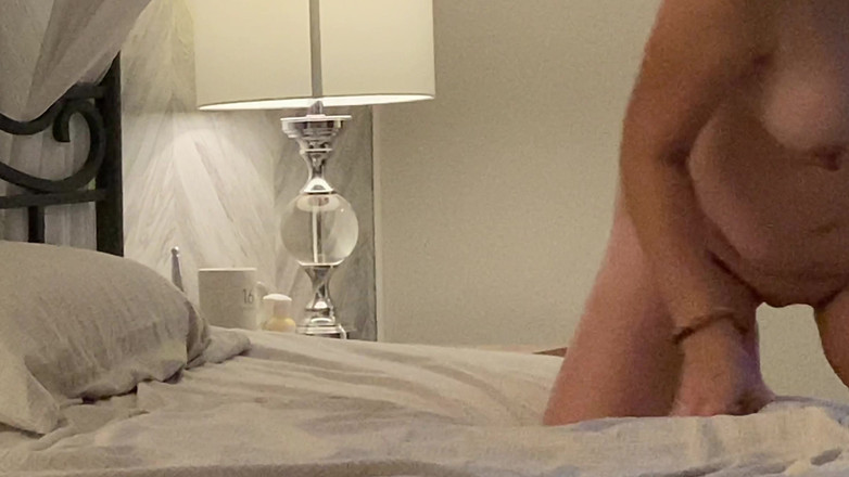 Erin and Andy: 操朋友的紧妻子并射在屁股上