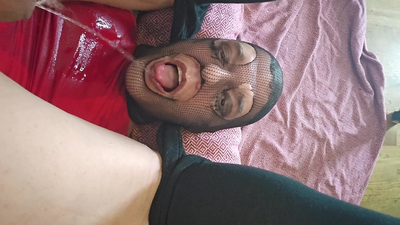 Bound_Sissy: Sissy se pișă și își mișcă fața