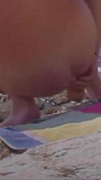 Mi culo follado en la playa nudista en Atenas