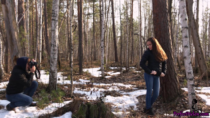 PerfectHelen: Studentka kouří a šuká s fotografem v lese