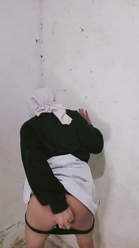 Une tapette en hijab avec une cage de chasteté me caresse le trou du cul