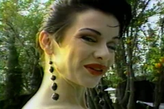 그녀는 정액을 먹고 싶어하는 비키니를 입은 오지는 빈티지 창녀입니다.