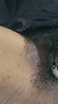 一个热辣熟女和毛茸茸的阴户特写自慰
