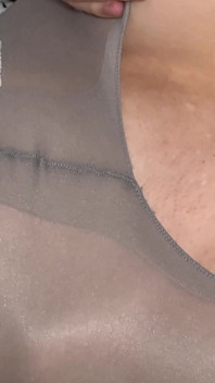 La ragazza nerd dai capelli lunghi viene trapanata dal grosso cazzo del fidanzato nel suo collant grigio lucido