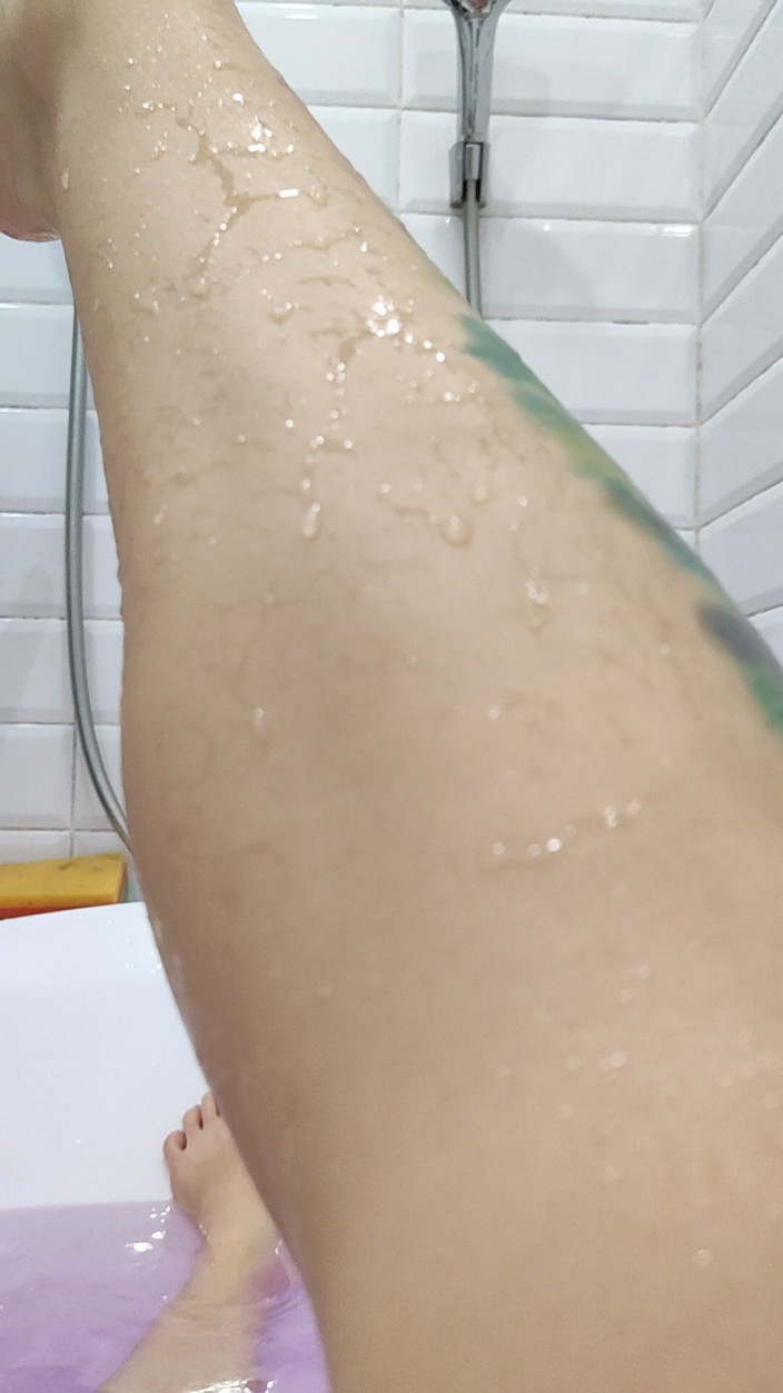 Risky Hairy Couple: Мокрая волосатая киска, волосатые ноги и подмышки в ванне