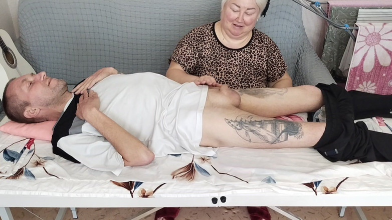 Zona901: Подруга смокче і дрочить мій член на масажний стіл і ковтає сперму