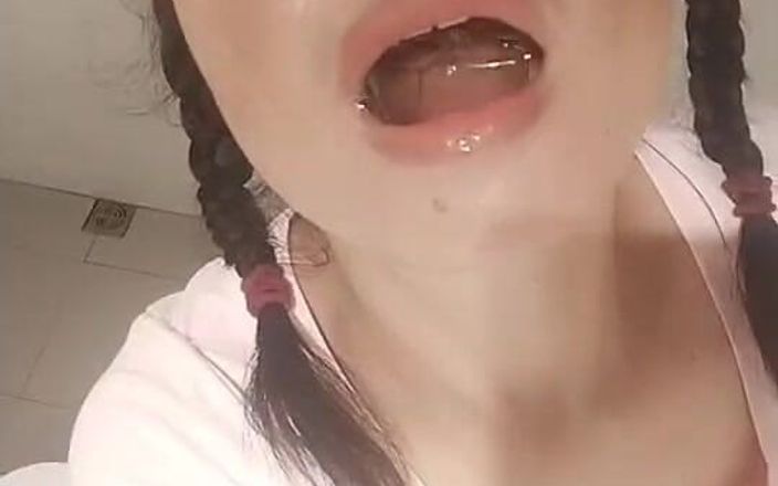 Lucky Kik: Lickykik 穿着性感的衣服，尝试她的小便并操她的喉咙