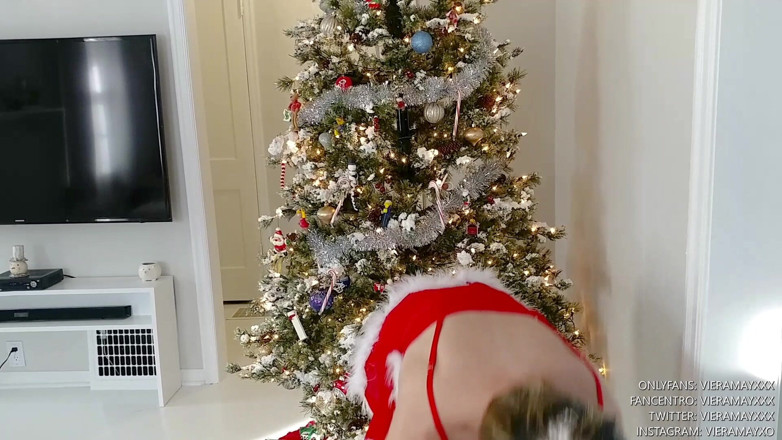 VieraMayXXX: Aldatılan adam xmas için arkadaşını sikmeme izin veriyor