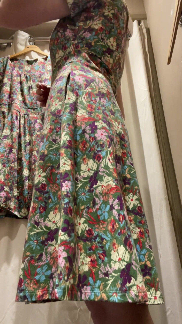 MistressWriggler: ¡desnúdándose Para Probarse Nuevos Vestidos En Público!