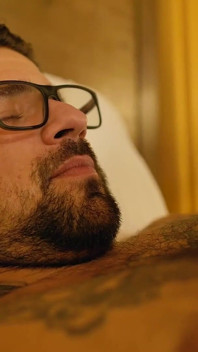 Blow me POV - dvě potetované dívky kouří obrovského ptáka