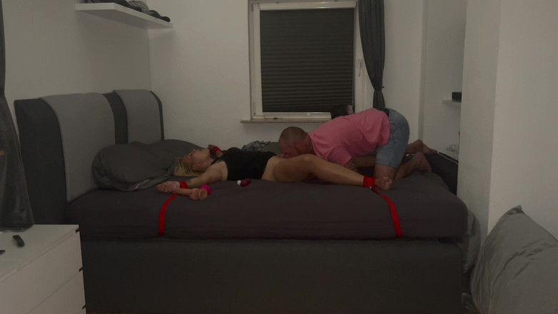 Bonieclydeerotik: Willenlos Angebunden, Vollkommen Ausgelieferte Blonde Geile Halbnackte Frau Wird Von...