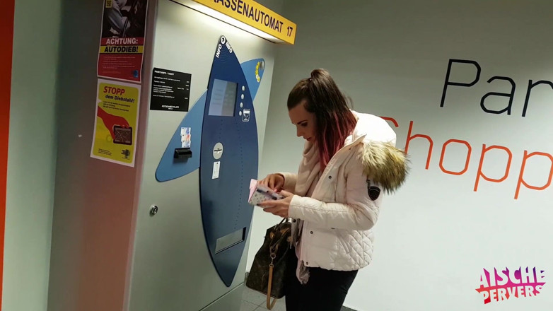 Aische Pervers: Mamă sexy germană ia o muie în parcarea aeroportului