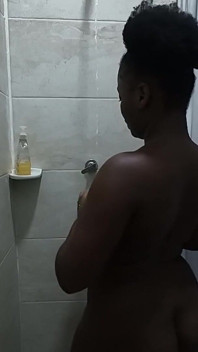 Culo aplaudiendo grandes tetas pezones perforada hijastra caliente en el baño El padrastro camina dentro ella le ruega por una lluvia dorada - mastermeat1