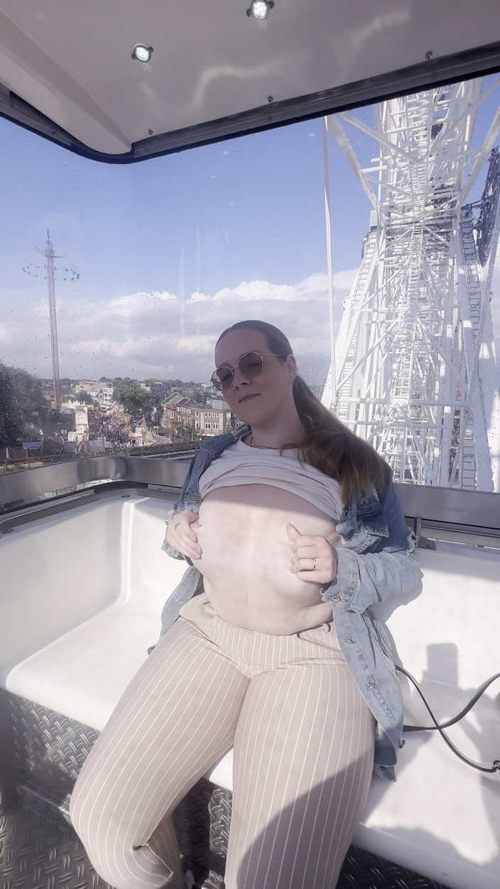 Naughty Mila: Ukazování mých prsou venku